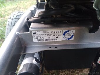 Prodám elektrický invalidní vozík funkční - 8