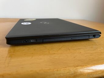 Fujitsu Lifebook A557 - 8