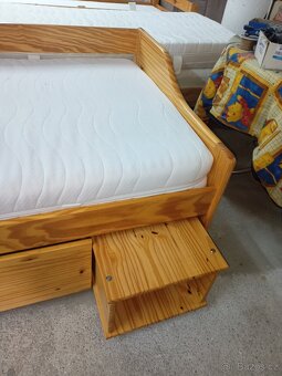 Prodám krásnou postel z masivu 90 x 200 cm se šuplíky - 8