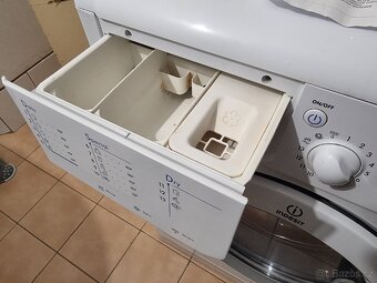 Pračka se sušičkou Indesit IWDE7125 na 7kg - 8