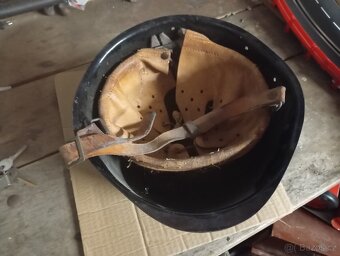 Stará plechová přilba, helma asi vojenská, nebo hasičská - 8