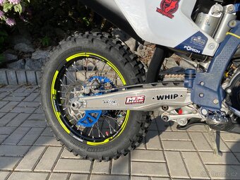 Prodám Husqvarna TE 300 TBI, model 2024, vynikající stav - 8