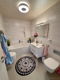 Pronájem luxusního bytu 4+kk, 138 m2 + dvě terasy, garáž a p - 8