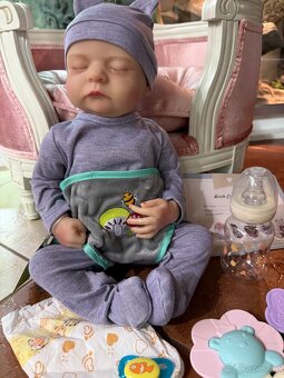 Realistické miminko v šedém overálku N.O.V.É. - 8