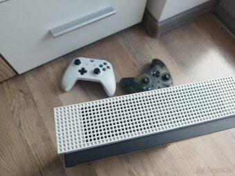 Xbox One S 1TB All-Digital - 8