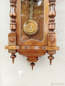Dřevěné zdobené půlové mechanické nástěnné hodiny - 8
