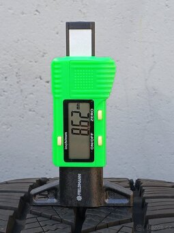 Pěkná zimní orig alu Škoda Kamiq 215/45/18 vzorek 8mm - 8