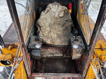 nakladač UNC 060 - 8