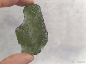 Vltavín z Chlumu 14,36 g , težkký krásný sbírkový + stojánek - 8