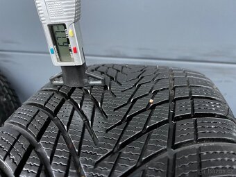 Zimní originál Škoda Superb 235/40 r19 - 8