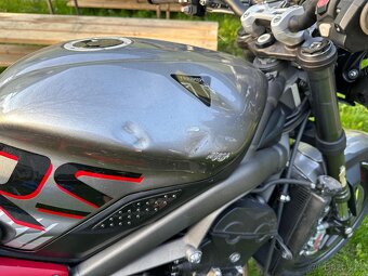 Triumph speed triple 765rs - 8