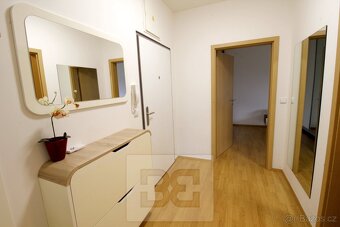 Pronájem bytu 2+kk 59 m2 s garážovým stáním v ceně - 8