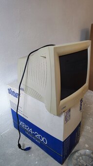 CRT monitory 15/17" - 8