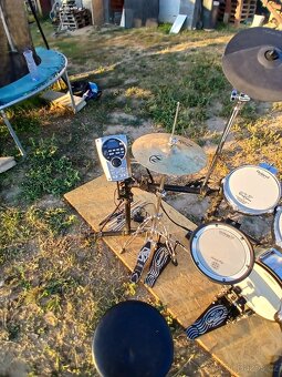 Roland - 8