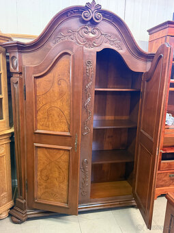 Dvoudvéřová zdobená starožitná skříň s intarzií - 8