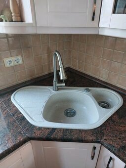 moderní kuchyňská linka se spotřebiči - 8