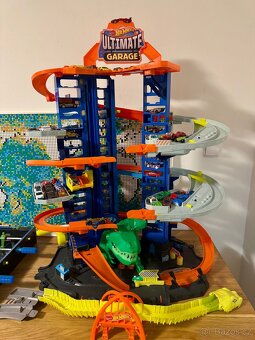 HOT WHEELS CITY T-REX MEGA GARÁŽ + 50 autíček - 8