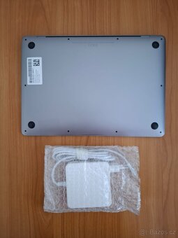 Macbook Air 13 palců M1 chip 16GB RAM 256 SSD 250 cyklů - 8