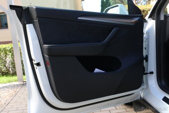 Tesla Model Y Performance Berlín, Tažné - 8