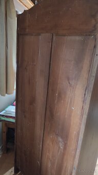 Stará prosklená skříňka - 8