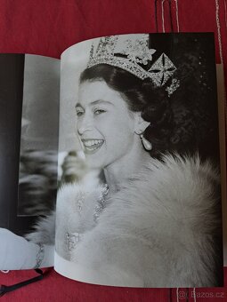 The Crown (Koruna), Robert Lacey - 8