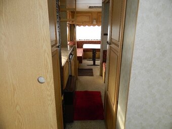 Velký dvouosý karavan Adria pro 7 osob - 8