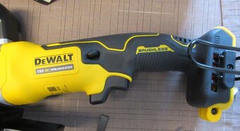 DeWalt 18V aku okružní pila DCS571NT - 8