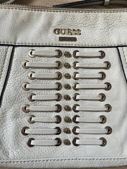 Světlá kabelka Guess - 8