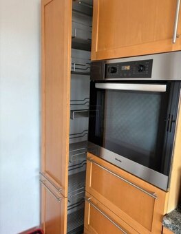 Kuchyně s ostrůvkem, kamennou deskou a spotřebiči,5708 - 8