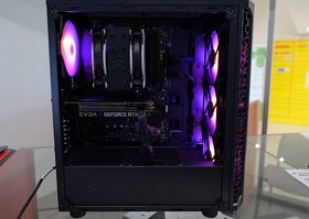 8jádro i7 10700K, 32GB DDR4, RTX3060 12GB. SSD+HDD - 8