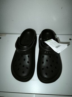 8 párů boty CROCS + JibBitz - 8