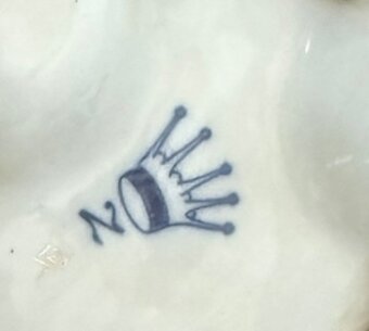 Krásná starožitná porcelánová figurální dóza s víkem - 8