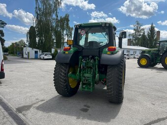 traktor John Deere 6115M - 8