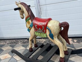 Veliký dřevěný houpací kůň ručně malovaný - 8