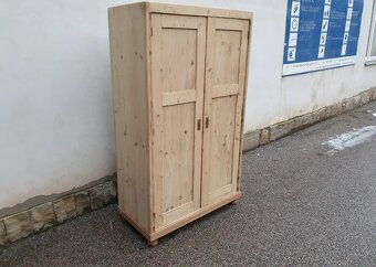 STAROŽITNÁ SKŘÍNKA PO CELKOVÉ RENOVACI - 8