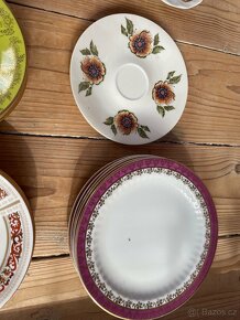 Sady porcelánových talířů a hrnků - 8