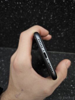iPhone 11. 128 GB Černý 82% baterie - 8