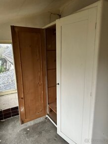 Mohutná starožitná skříň 120x185 - 8