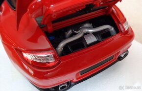 Porsche 911 GT2 RS 2011 1:18 Minichamps - 8
