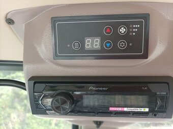 Traktor Farmtrac 555 DTc V - 8