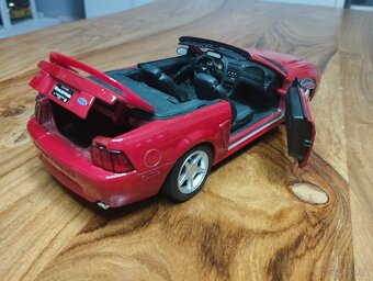 Ford Mustang GT 1999 1/18 Maisto - 8