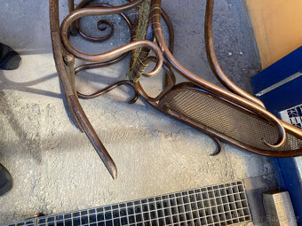 Houpací křeslo staré k resturování za 500 kč - 8