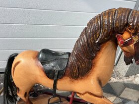 Veliký dřevěný houpací kůň na kolečkách malovaný - 8