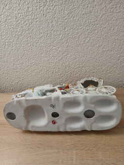 Porcelánový kočár trojspřeží signovaný 36 cm. - 8