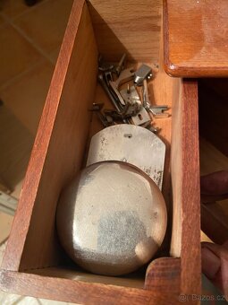 Skříňový šicí stroj - 8