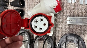elektro instalační material jističe, světla, vidlice, zásuvk - 8
