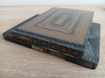 XBox 360 hra Mafia II Steel book + art book + mapa - 8