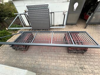 Samonosná posuvná brána s výplní RAL7016 - 8