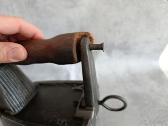 Stará velká orig. atypická žehlička s komínem. Krásná atyp - 8