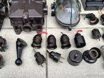 Starožitné bakelitové věci (jističe, kryty, zásuvky...) - 8